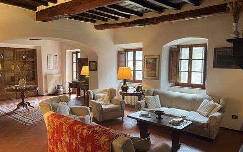 Pozza Di Volpaia: Bord, Møbel, Couch, Ejendom, Vindue, Billedramme, Stue, Indretning, Stol, Arkitektur