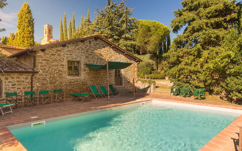 Pozza Di Volpaia: Vand, Himmel, Plante, Bygning, Ejendom, Svømmepøl, Vindue, Natur, Azure, Træ