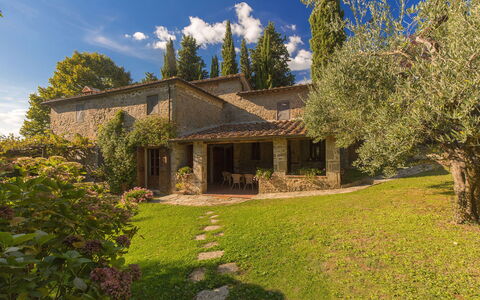 Pozza Di Volpaia: Sky, Himmel, Plante, Bygning, Naturlige Landskab, Træ, Land Lot, Vindue, Hus, Sommerhus