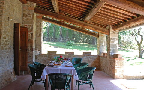 Pozza Di Volpaia: Ejendom, Plante, Møbel, Bord, Stol, Træ, Skygge, Indretning, Vindue, Træ