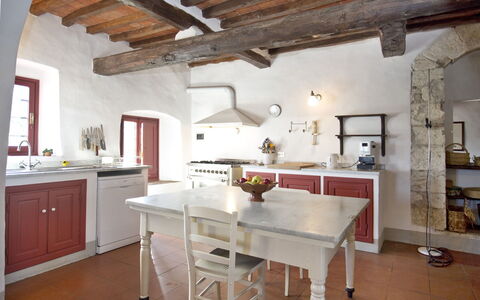 Ricavoli: Værelse, Ejendom, Møbel, Bygning, Køkken, Countertop, Loft, Indretning, Etage, Hus