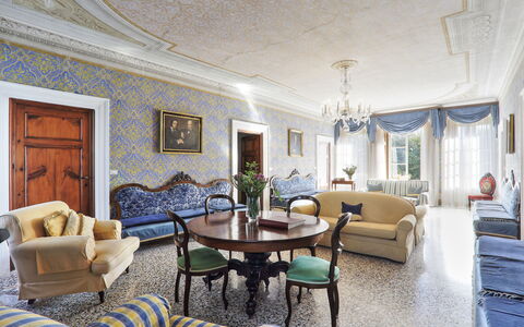 Villa Clara 20: Stue, Værelse, Ejendom, Indretning, Bygning, Møbel, Hus, Loft, Gul, Ejendom