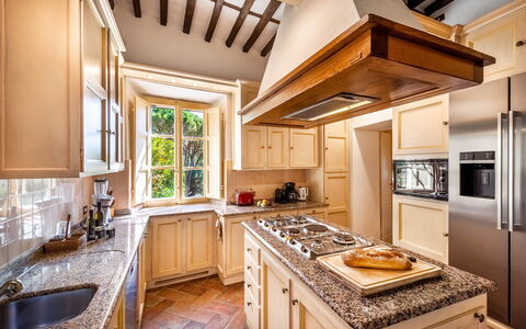 Villa Igea 13: Ejendom, Møbel, Bord, Cabinetry, Countertop, Træ, Køkken, Indretning, Arkitektur, Mad