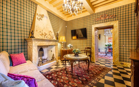 Villa Igea 13: Møbel, Dekoration, Indretning, Purple, Etage, Gulvbelægning, Bygning, Ejendom, Stue, Hus