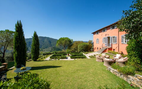 Villa Igea 13: Plante, Himmel, Ejendom, Bygning, Træ, Naturlige Landskab, Vindue, Land Lot, Hus, Busk