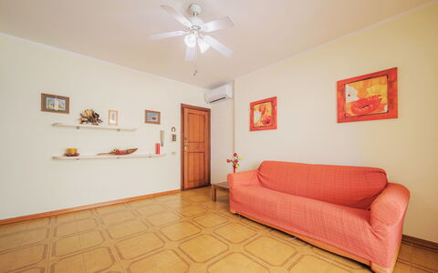 Dei Fiori: Ejendom, Billedramme, Loftsventilator, Træ, Orange, Indretning, Komfort, Hus, Etage, Stue