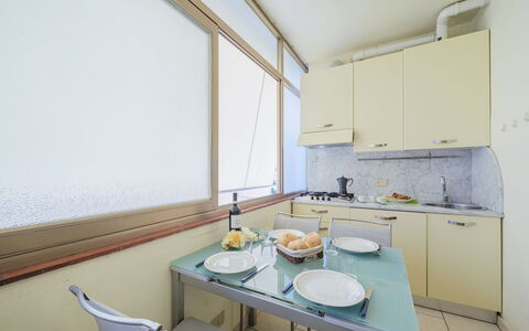 Dei Fiori: Møbel, Tap, Ejendom, Håndvask, Cabinetry, Bygning, Sanitærarmatur, Indretning, Køkken, Countertop