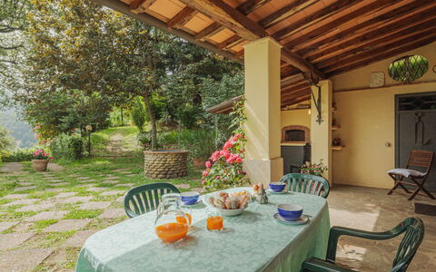 La Quercia: Bord, Møbel, Plante, Stol, Bygning, Bordservice, Blomst, Blomsterkrukke, Udendørs Møbler, Udendørs Bord