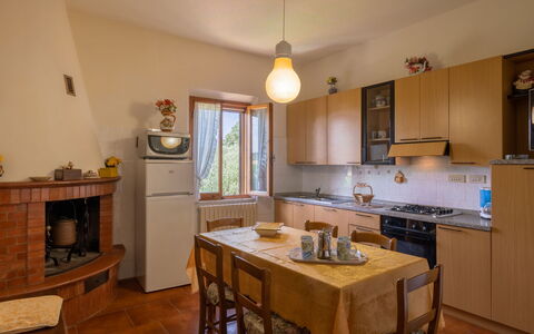 San Piero: Countertop, Cabinetry, Ejendom, Håndvask, Møbel, Køkkenvask, Bord, Tap, Køkken, Træ