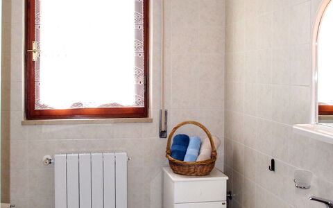 Camaiore 681: Sanitærarmatur, Håndvask, Vindue, Badeværelse, Træ, Belysning, Tap, Purple, Badeværelsesvask