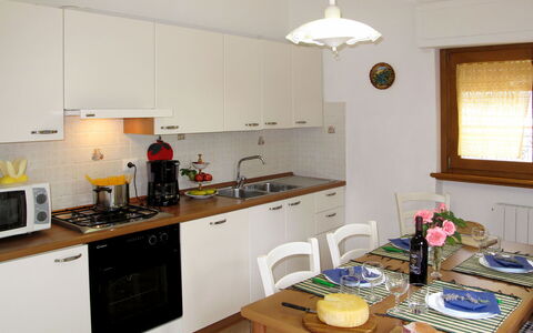 Camaiore 681: Countertop, Cabinetry, Ejendom, Møbel, Køkken Apparat, Vindue, Bord, Køkken, Komfur, Husholdningsapparat