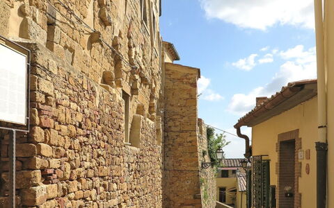 Guardistallo 639: Himmel, Sky, Plante, Træ, Vejbelægning, Asfalt, Land Lot, Hus, Kompositmateriale, Hegn