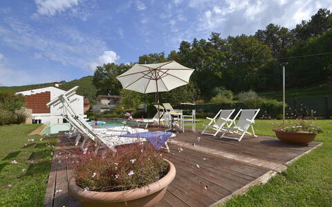 Villa San Lorenzo: Ejendom, Backyard, Gård, Ejendom, Hus, Sommerhus, Hjem, Have, Landscaping, Bygning