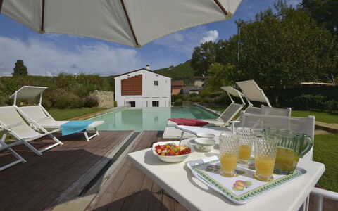 Villa San Lorenzo: Ejendom, Bord, Møbel, Ferie, Værelse, Hus, Skygge, Indretning, Backyard, Gårdhave