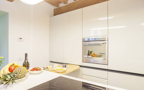 Villa San Lorenzo: Værelse, Ejendom, Indretning, Countertop, Loft, Køkken, Møbel, Hus, Bygning, Gul