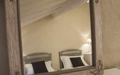 Family Suite Hydro: Spejl, Værelse, Møbel, Billedramme, Vindue, Gips, Indretning