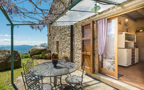 La Casetta: Ejendom, Møbel, Plante, Bygning, Himmel, Bord, Skygge, Udendørs Bord, Træ, Belysning