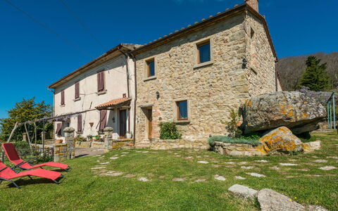 La Casetta: Himmel, Bygning, Ejendom, Vindue, Plante, Hus, Træ, Naturlige Landskab, Land Lot, Græs