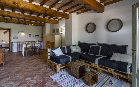 Alle Fornaci: Couch, Ejendom, Billedramme, Bord, Stue, Træ, Indretning, Etage, Bygning, Studio Couch