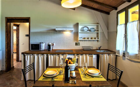 Alle Fornaci: Værelse, Gul, Møbel, Ejendom, Indretning, Bygning, Loft, Bord, Hus, Spisestue