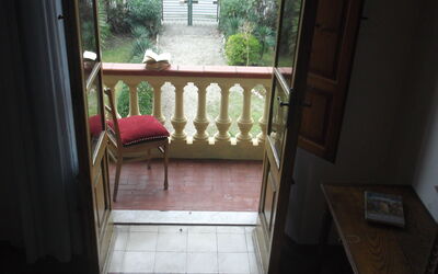 Single room with private balcony.
In support there is a wardrobe, a desk with chair and a bedside table with lamp ...