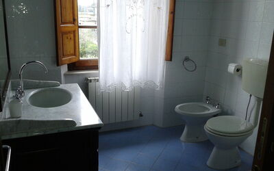 Bathroom with south-facing window on the garden, complete with cabinet with sink, bidet, wc, and shower ...
There is also a bathroom with a sink, a mirror, a bidet and a toilet