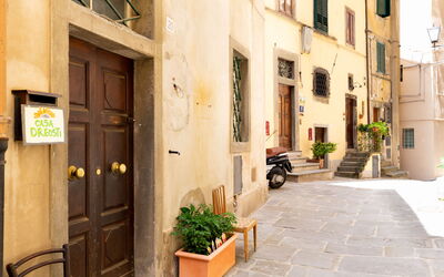 Casa Dreosti B&b: Ejendom, Kvarter, Bygning, Gade, Stad, Gul, Gyde, Arkitektur, Hus, Infrastruktur