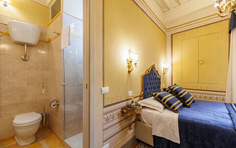 Appartamento Zefferini: Sanitærarmatur, Bygning, Spejl, Komfort, Belysning, Badeværelse, Træ, Indretning, Etage, Gulvbelægning