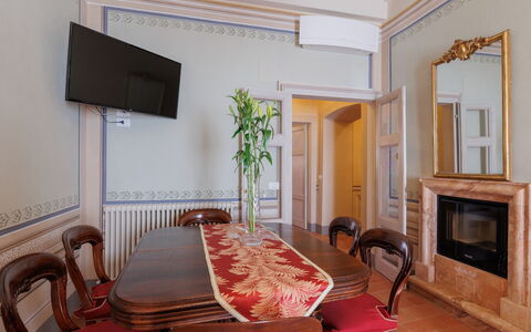 Appartamento Zefferini: Spejl, Møbel, Ejendom, Bygning, Stol, Træ, Indretning, Gulvbelægning, Etage, Television