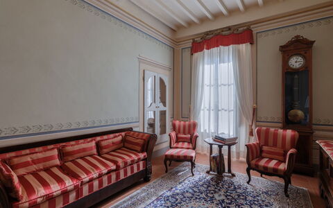 Appartamento Zefferini: Møbel, Bygning, Træ, Indretning, Gulvbelægning, Etage, Couch, Stol, Ur, Billedramme