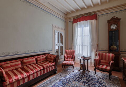 Appartamento Zefferini: Møbel, Bygning, Træ, Indretning, Gulvbelægning, Etage, Couch, Stol, Ur, Billedramme