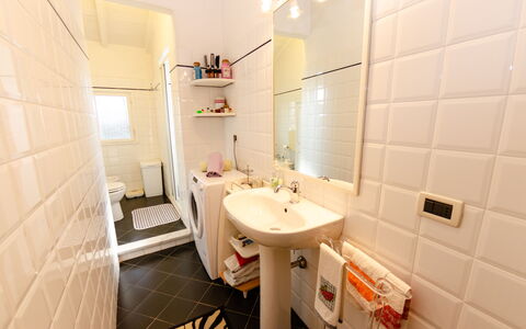 Sinidio: Badeværelse, Ejendom, Værelse, Indretning, Ejendom, Flise, Bygning, Hus, Sanitærarmatur, Arkitektur