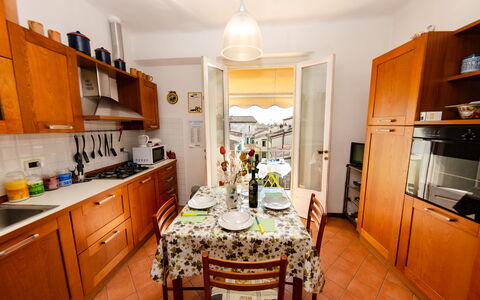 Sinidio: Countertop, Værelse, Ejendom, Møbel, Køkken, Cabinetry, Bygning, Indretning, Hus, Etage