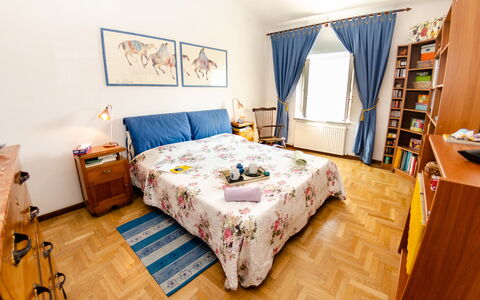 Sinidio: Soveværelse, Seng, Værelse, Møbel, Ejendom, Sengetøj, Bed Frame, Indretning, Sengetøj, Etage