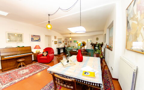 Sinidio: Værelse, Ejendom, Indretning, Møbel, Ejendom, Bygning, Hus, Gul, Bord, Spisestue