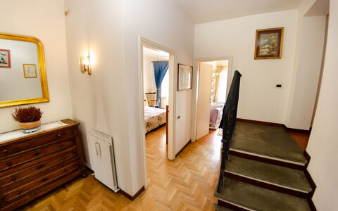 Sinidio: Værelse, Ejendom, Etage, Bygning, Trægulve, Hus, Hårdttræ, Møbel, Indretning, Ejendom