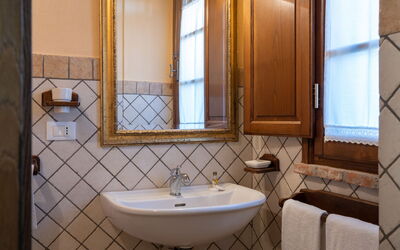 Buratta: Brun, Tap, Håndvask, Sanitærarmatur, Ejendom, Spejl, Badeværelsesvask, Badeværelse, Vindue, Purple