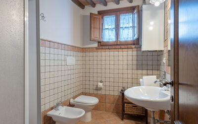 Festa: Sanitærarmatur, Ejendom, Håndvask, Tap, Vindue, Badeværelse, Bygning, Badeværelsesvask, Indretning