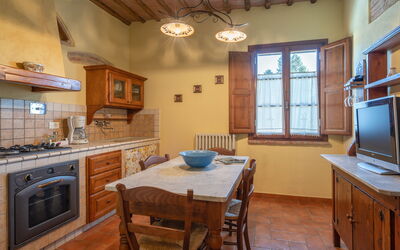 La Bella: Bord, Cabinetry, Møbel, Countertop, Vindue, Stol, Træ, Køkken, Belysning, Arkitektur