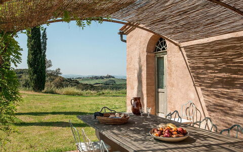 Lavacchio 14: Ejendom, Plante, Himmel, Vindue, Træ, Bygning, Skygge, Bord, Blomsterkrukke, Græs