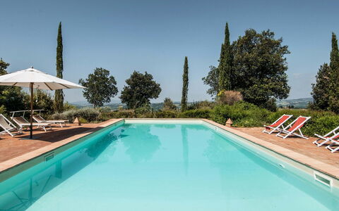 Lavacchio 16: Vand, Himmel, Svømmepøl, Plante, Azure, Træ, Skygge, Rektangel, Fritid, Kompositmateriale