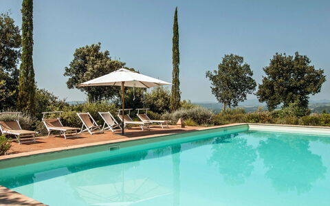 Lavacchio 16: Vand, Himmel, Ejendom, Plante, Svømmepøl, Træ, Skygge, Udendørs Møbler, Fritid, Kompositmateriale