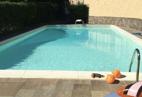 Villa Vigna: Svømmepøl, Ejendom, Flise, Fritid, Azure, Ejendom, Hjem, Etage, Rektangel, Hus