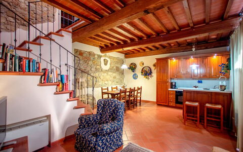 La Boutique del Cardinale: Bygning, Ejendom, Værelse, Indretning, Loft, Bjælke, Loft, Hus, Møbel, Ejendom