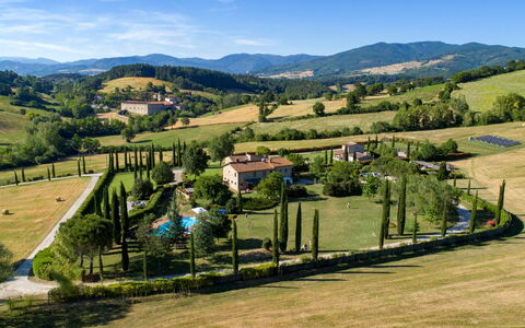 La Boutique del Cardinale: Himmel, Plante, Økoregion, Bjerg, Sky, Naturlige Landskab, Naturligt Miljø, Træ, Highland, Land Lot