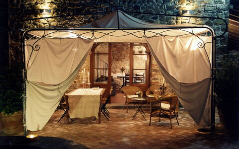 La Boutique del Cardinale: Møbel, Ejendom, Telt, Plante, Stol, Skygge, Fritid, Toner Og Skygger, Begivenhed