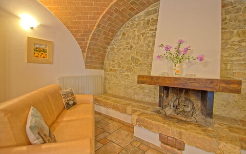 Borgo Mulignone: Værelse, Ejendom, Væg, Indretning, Bygning, Arkitektur, Møbel, Etage, Stue