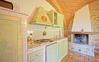 Mulignone 8: Ejendom, Værelse, Køkken, Countertop, Bygning, Indretning, Flise, Hus, Ejendom, Hjem