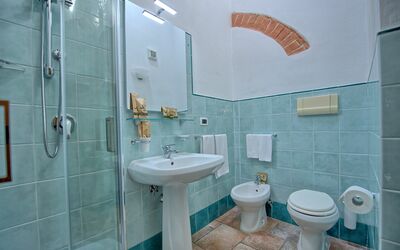 Mulignone 13: Spejl, Sanitærarmatur, Ejendom, Håndvask, Tap, Badeværelsesvask, Badeværelse, Purple, Produkt, Toiletbræt