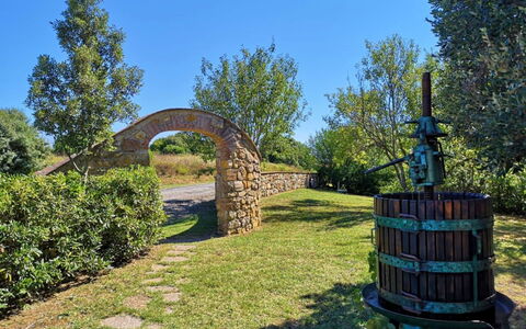 Villa Martina: Træ, Græs, Arkitektur, Land Lot, Arch, Landskab, Have, Plante, Hus, Woodland